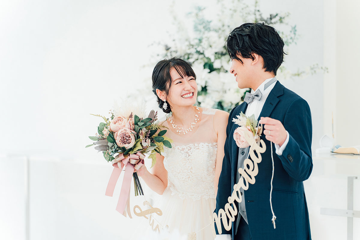 サロンのコンセプトを象徴する、光が差し込む美しい空間のイメージ画像