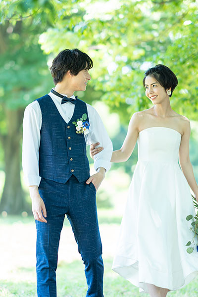 無料カウンセリングでリラックスして話す女性の縦長画像